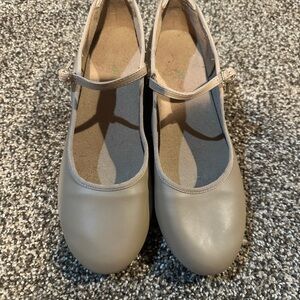 Women’s tan tap shoes